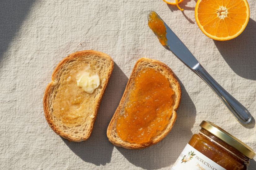 pan con mantequilla y con mermelada de naranja